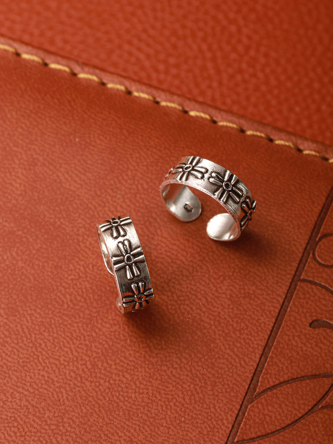 925 Sterling Silver Oxidised  Embossed  Leafy Toe Ring